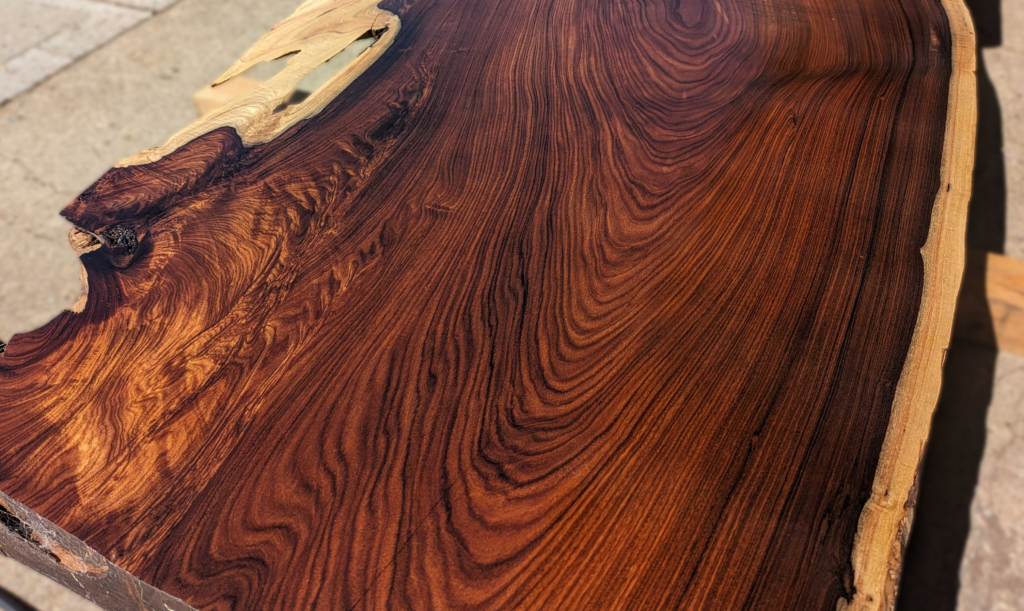 Close-up Santos Rosewood tabletop grain